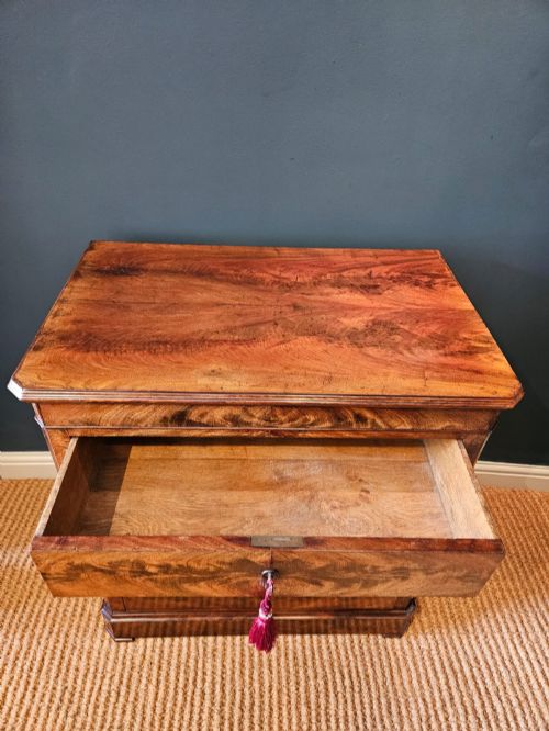 FINE QUALITY VICTORIAN FIGURED MAHOGANY BIEDERMEIER CHEST OF DRAWERS - ADDITIONAL PHOTO 3
