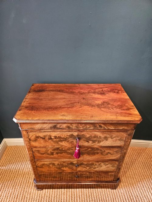 FINE QUALITY VICTORIAN FIGURED MAHOGANY BIEDERMEIER CHEST OF DRAWERS - ADDITIONAL PHOTO 4