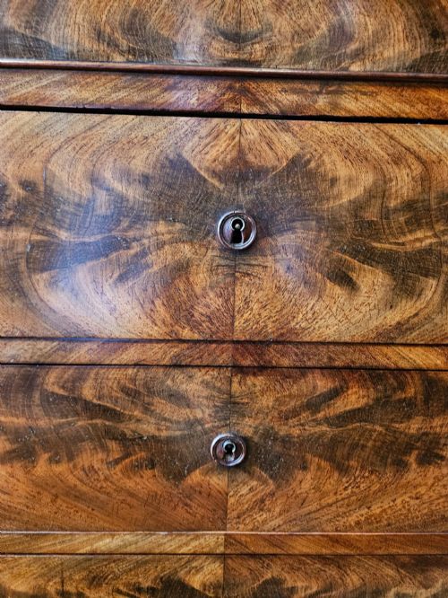 FINE QUALITY VICTORIAN FIGURED MAHOGANY BIEDERMEIER CHEST OF DRAWERS - ADDITIONAL PHOTO 5