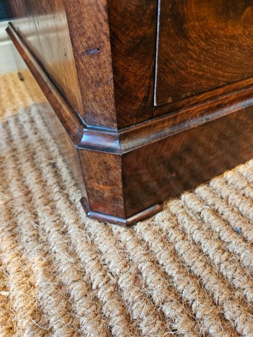 FINE QUALITY VICTORIAN FIGURED MAHOGANY BIEDERMEIER CHEST OF DRAWERS - ADDITIONAL PHOTO 6