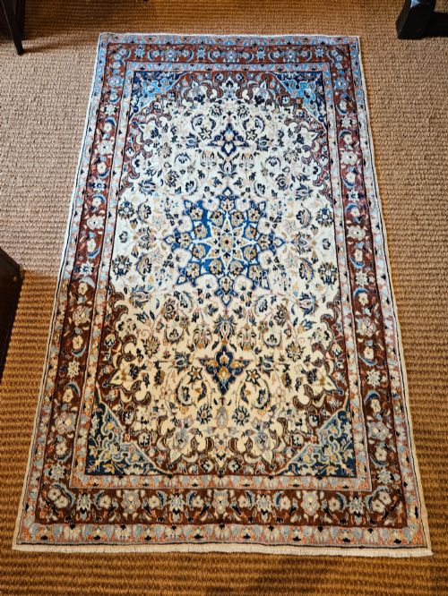 fine quality wool and silk rug - CATEGORY: ANTIQUE RUGS - DATED 1920