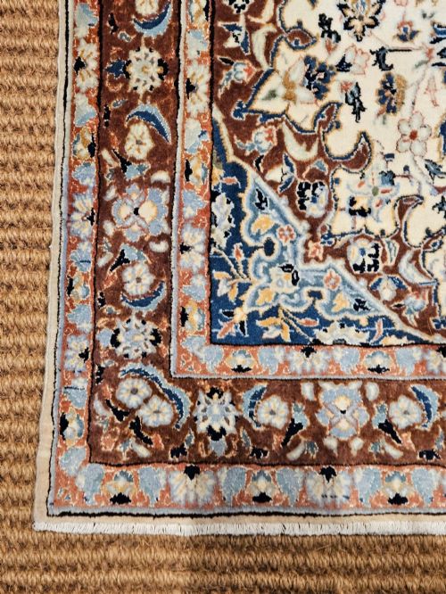 FINE QUALITY WOOL AND SILK RUG - ADDITIONAL PHOTO 1