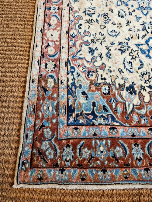 FINE QUALITY WOOL AND SILK RUG - ADDITIONAL PHOTO 5