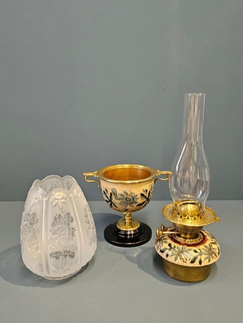 VICTORIAN DOULTON LAMBETH WARE OIL LAMP AND SHADE - ADDITIONAL PHOTO 4