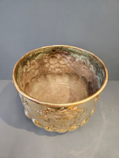 VICTORIAN LARGE BRASS PLANTER WITH CREST TO THE FRONT - ADDITIONAL PHOTO 3