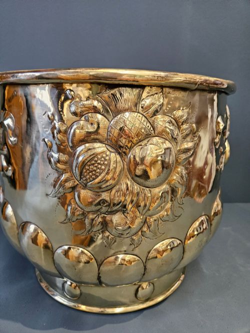 VICTORIAN LARGE BRASS PLANTER WITH CREST TO THE FRONT - ADDITIONAL PHOTO 7