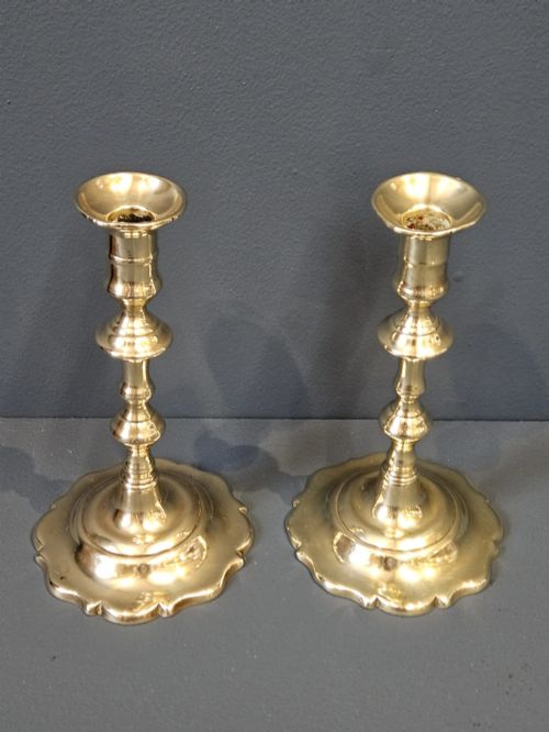 PAIR OF GEORGE III BRASS PETAL BASE CANDLESTICKS - ADDITIONAL PHOTO 1