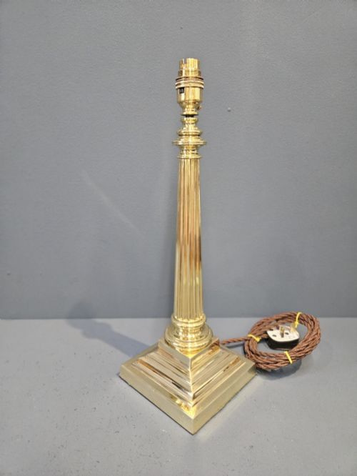 LATE VICTORIAN BRASS REEDED COLUMN TABLE LAMP