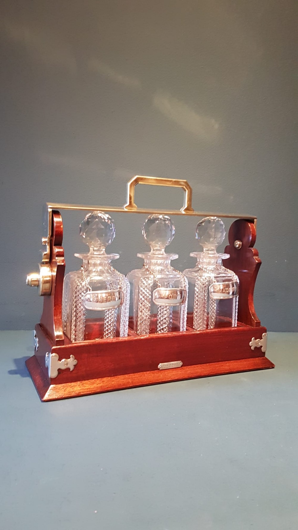 Immaculate Victorian Mahogany 3 Bottle Tantalus