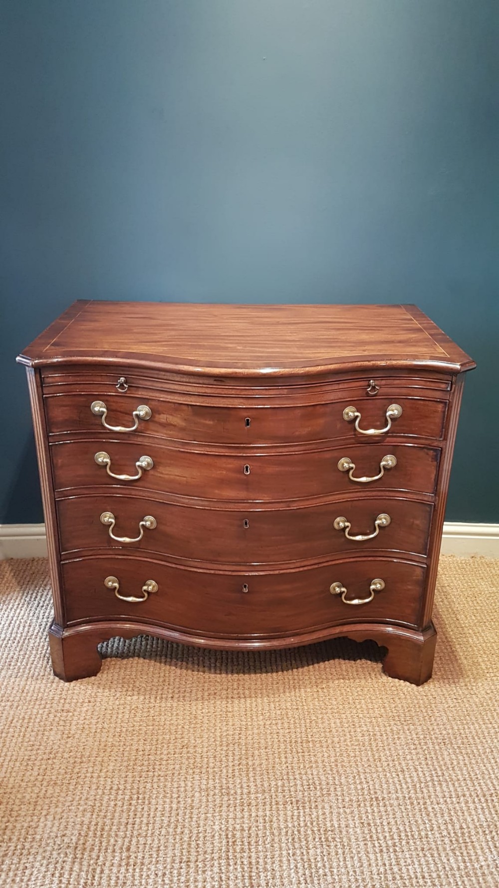Fine Quality George III Mahogany Serpentine Fronted Chest of Drawers