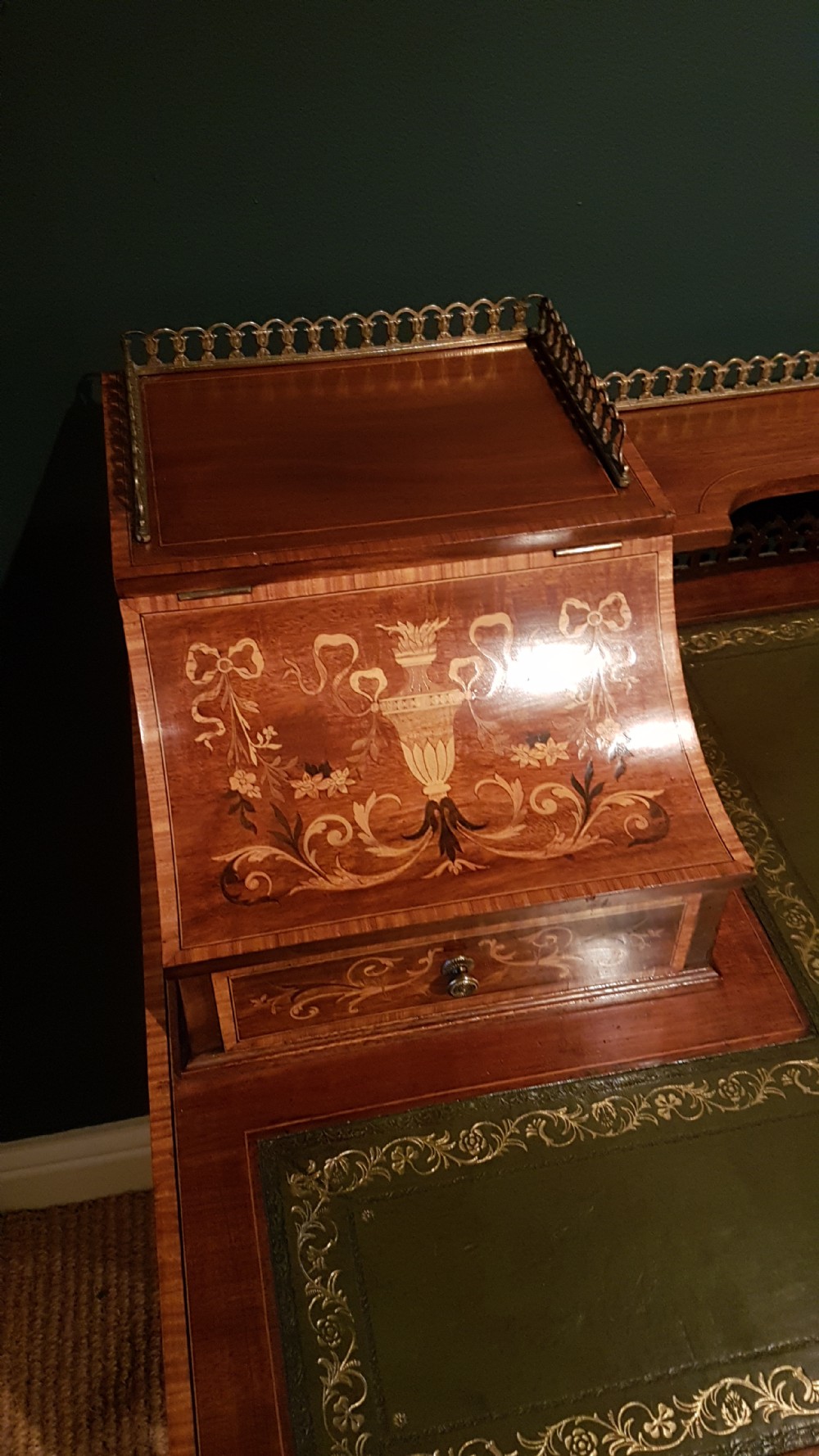 Fine Quality Victorian Rosewood Carlton House Desk View VI