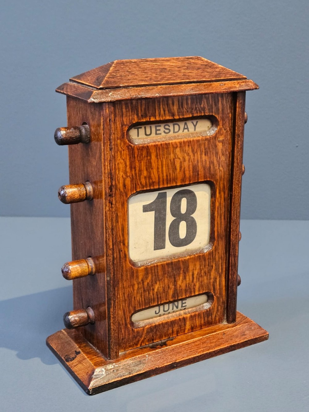 Victorian Oak Perpetual Desk Calendar