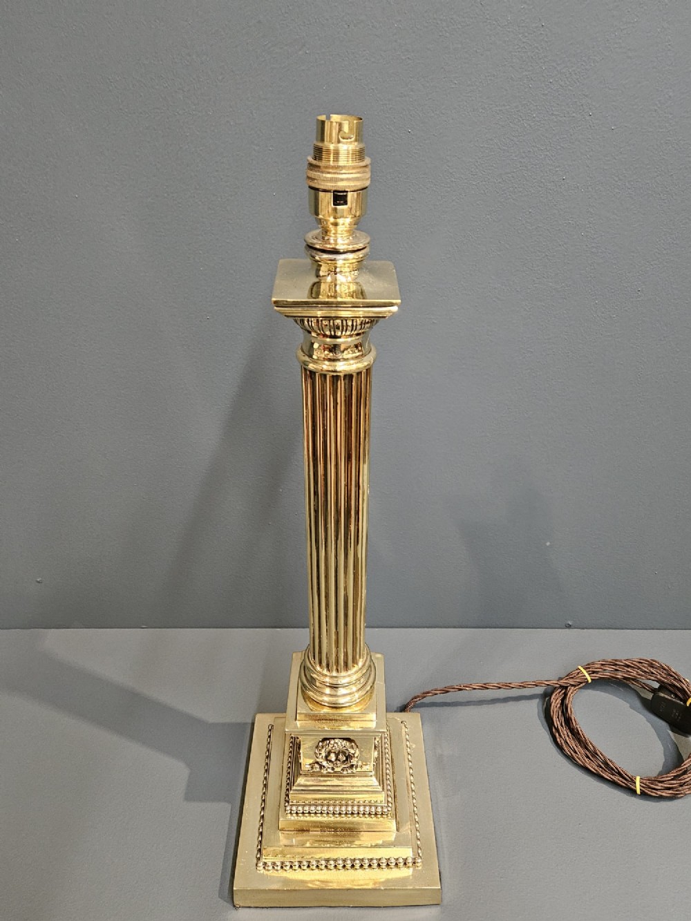 Superb Quality Edwardian Brass Corinthian Column Table Lamp