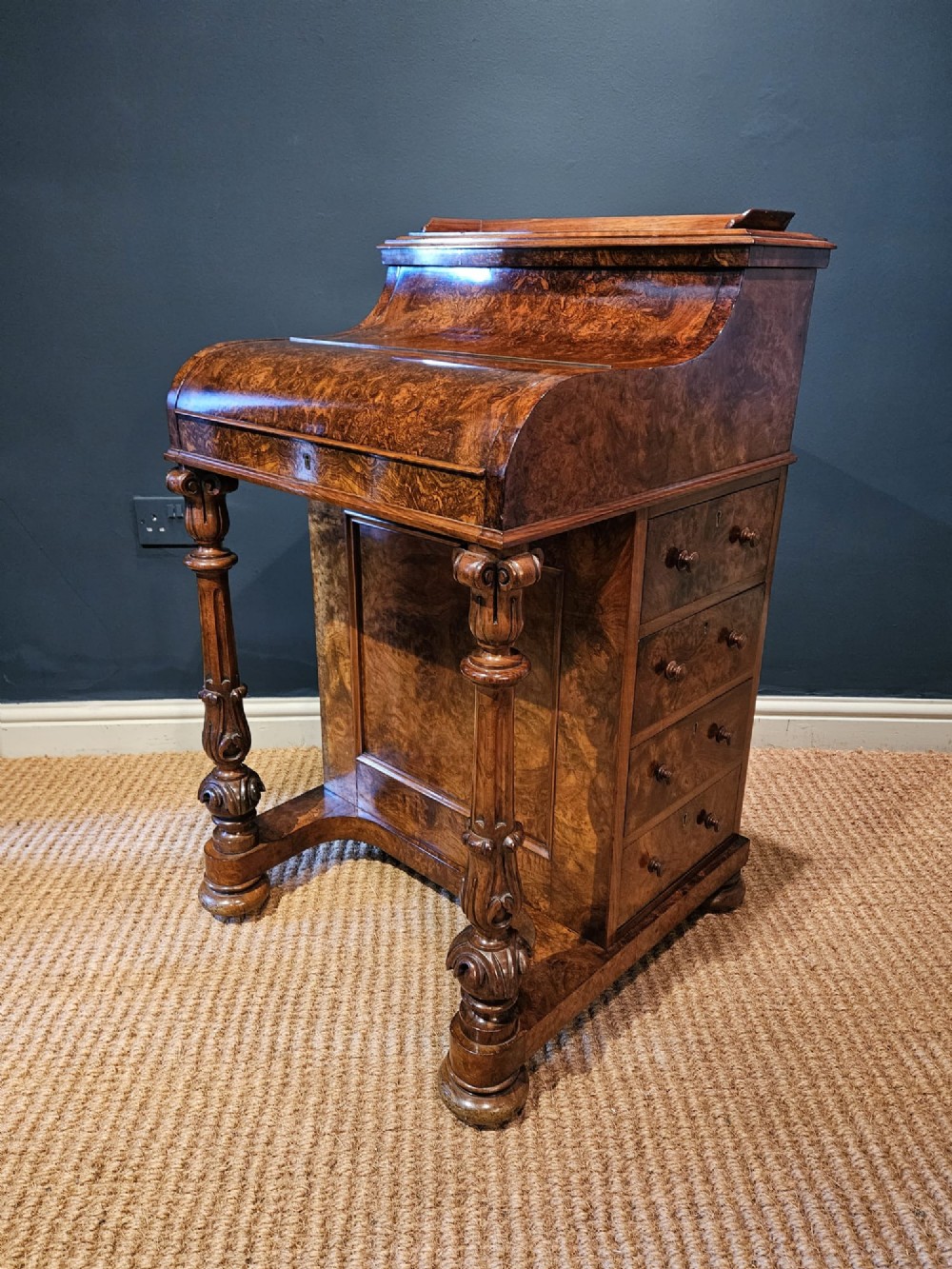 Superb Quality Victorian Burr Walnut Davenport
