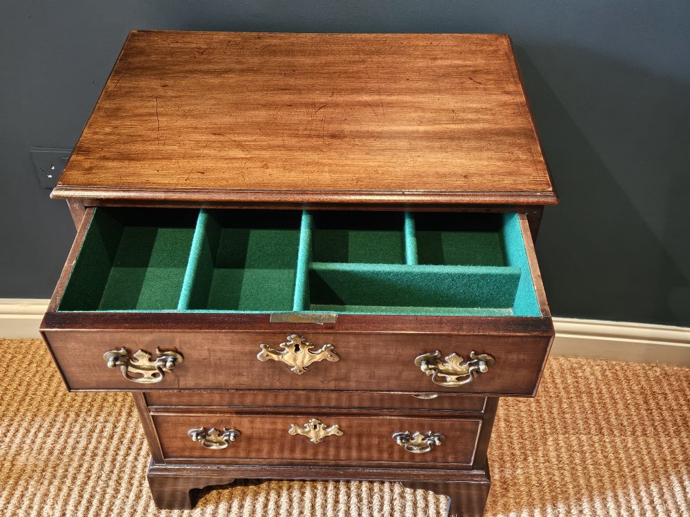 Small George III Mahogany Chest of Drawers by Gillows View V