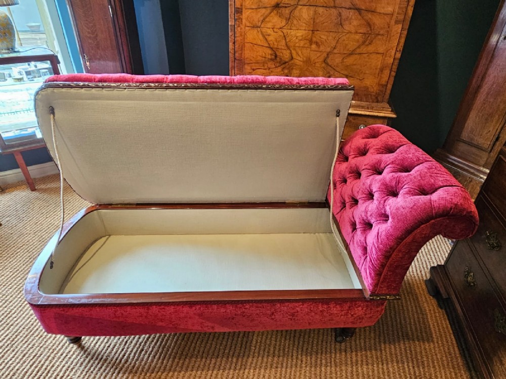 Victorian Chaise Longue View II