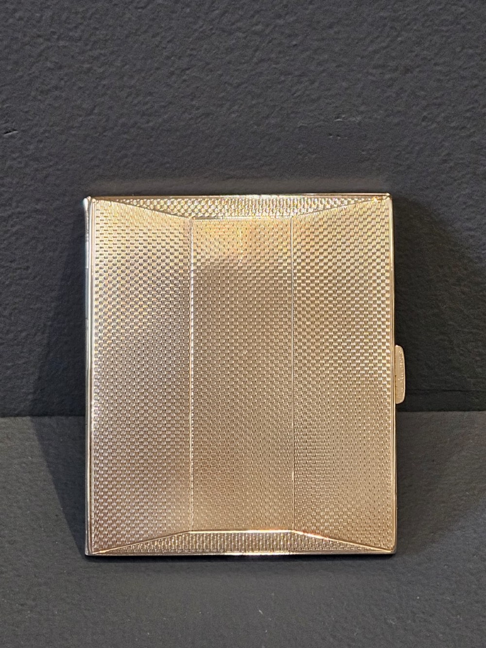 A rectangular George V sterling silver cheroot case with a subtle engine-turned geometric pattern and a blank rectangular corner cartouche. View III