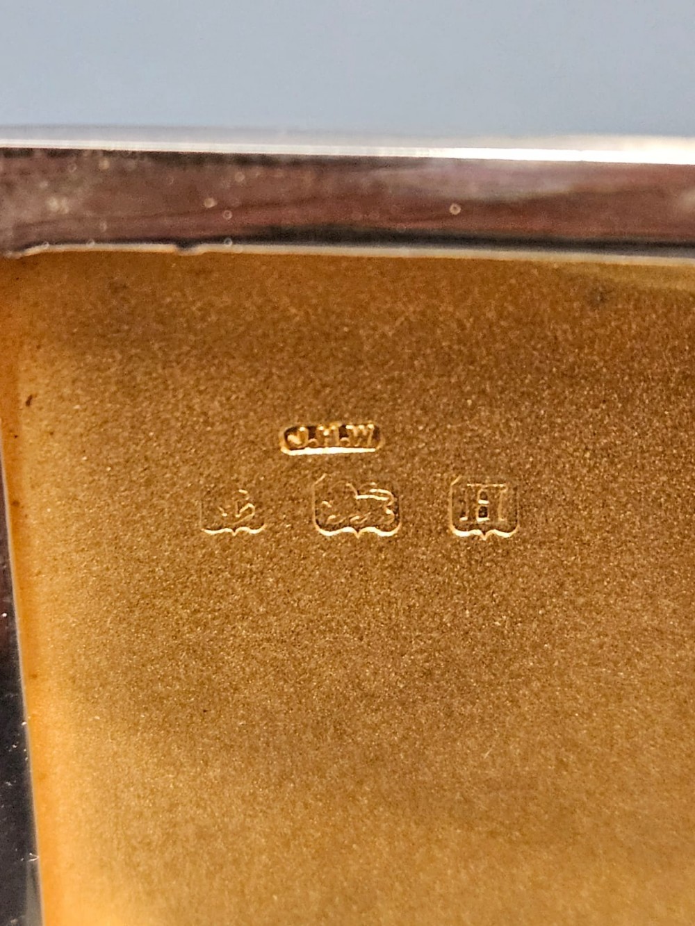 A rectangular George V sterling silver cheroot case with a subtle engine-turned geometric pattern and a blank rectangular corner cartouche. View V
