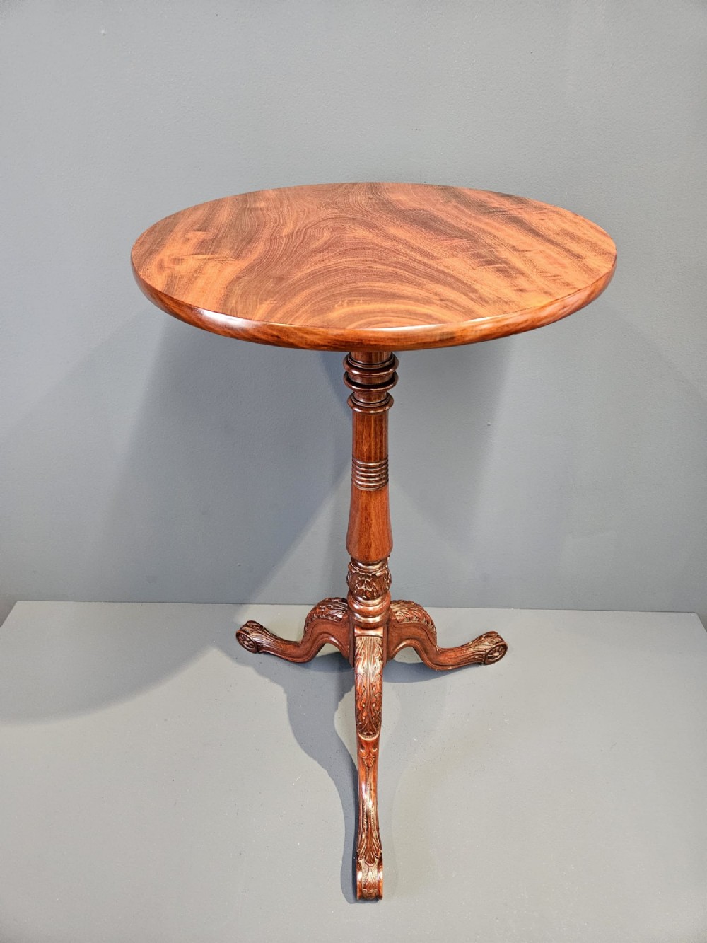 Fine Quality Victorian Mahogany Tripod Table with Carved Foot