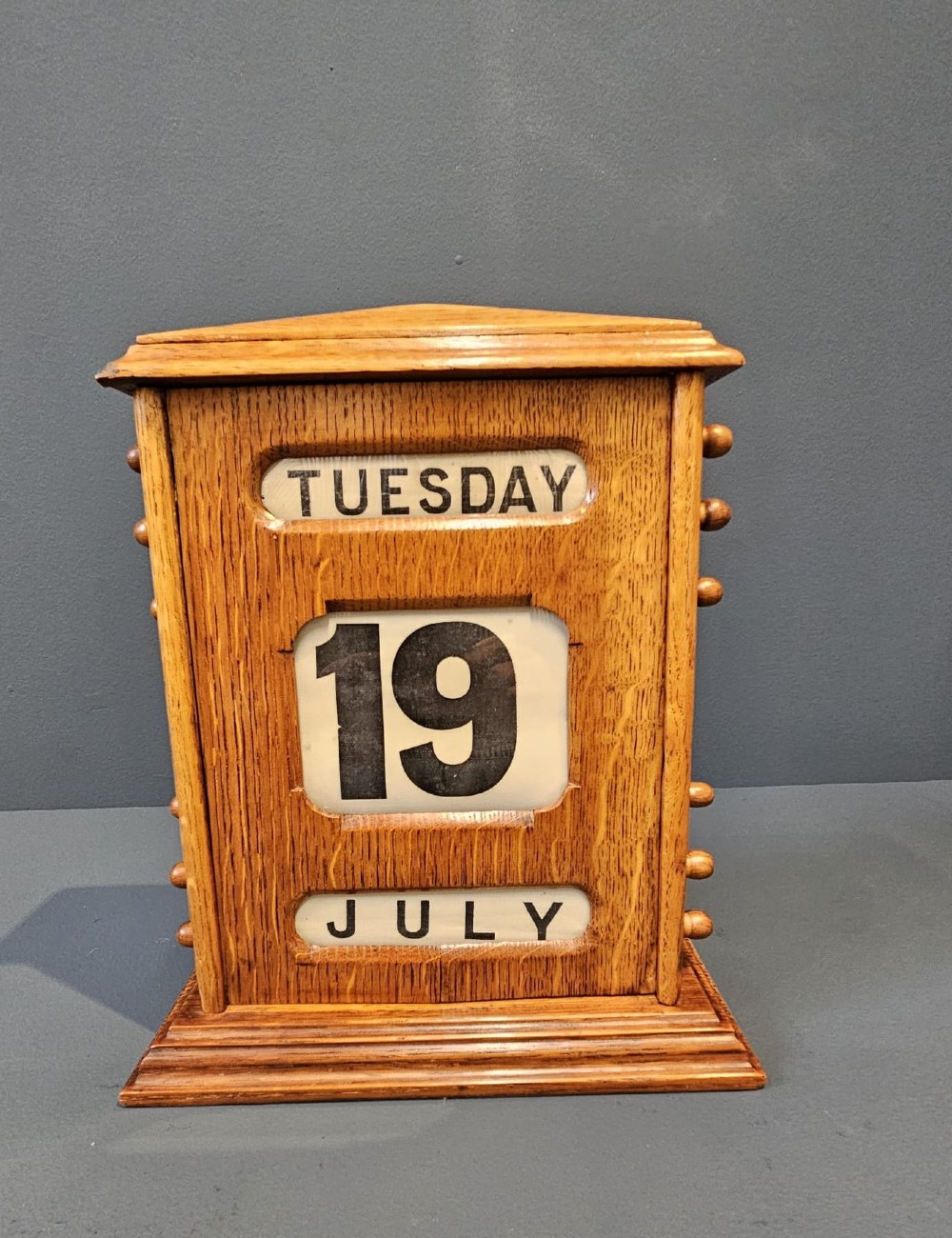 Large Late Victorian Figured Oak Perpetual Desk Calendar