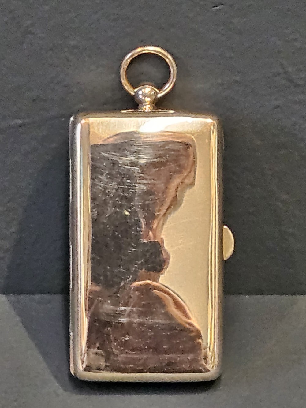 A rectangular polished sterling silver double sovereign and banknote case featuring a top suspension ring and side push-button catch.