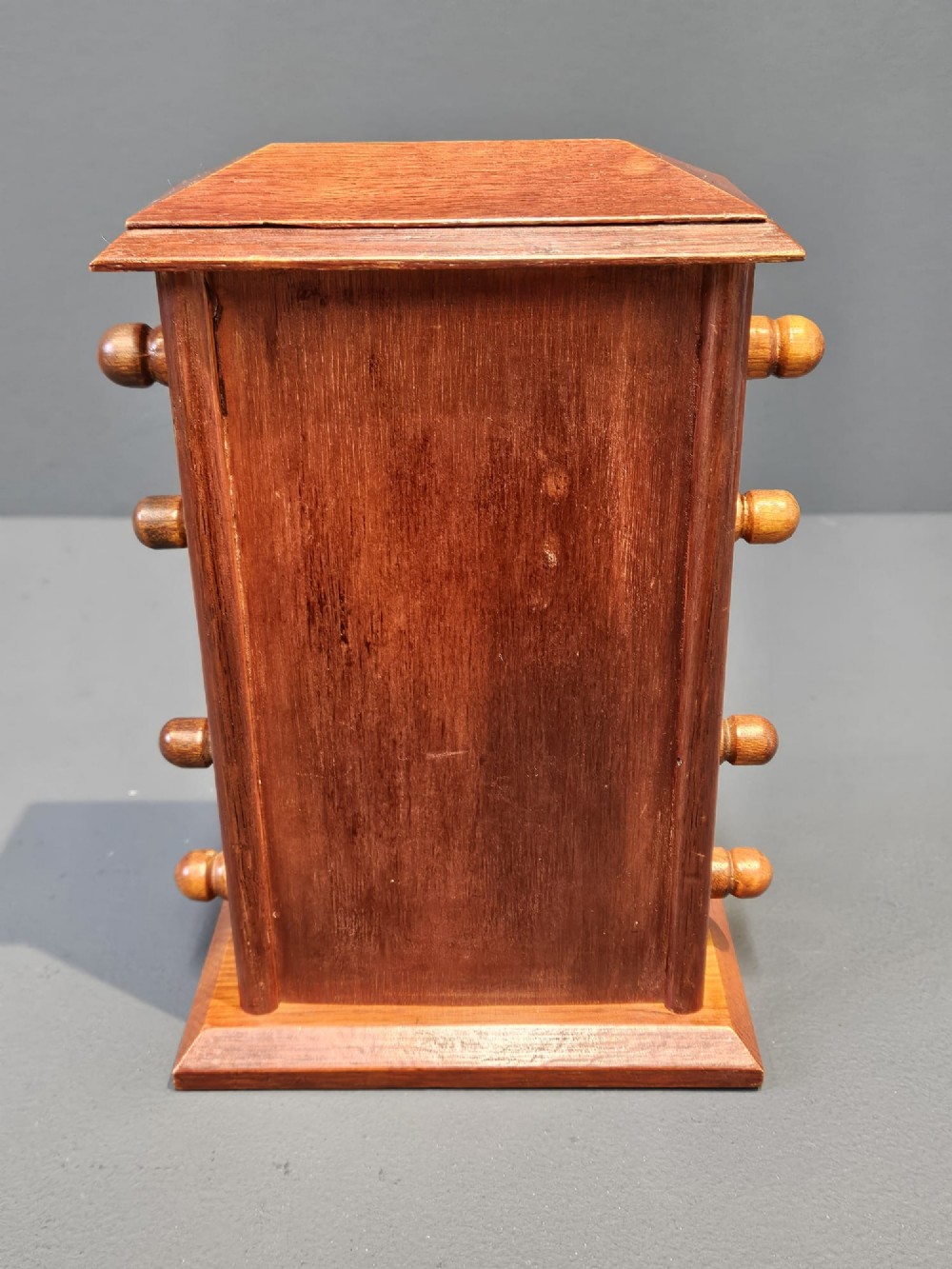 A golden oak perpetual desk calendar featuring side turning knobs and printed aperture windows displaying the day, date, and month. View V