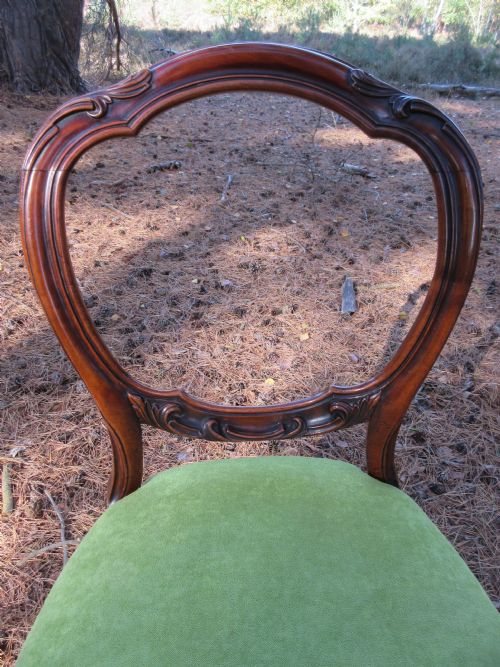 FINE PAIR OF VICTORIAN ENGLISH WALNUT OCCASIONAL OR SIDE CHAIRS CIRCA 1850 - ADDITIONAL PHOTO 1