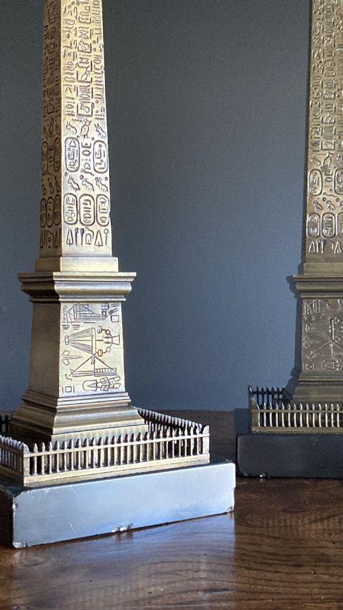 PAIR OF GRAND TOUR SOUVENIR BRONZE MODELS OF THE LUXOR OBELISKS CIRCA 1836 - ADDITIONAL PHOTO 3