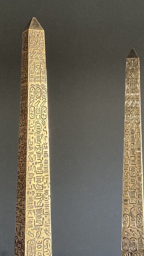PAIR OF GRAND TOUR SOUVENIR BRONZE MODELS OF THE LUXOR OBELISKS CIRCA 1836 - ADDITIONAL PHOTO 4