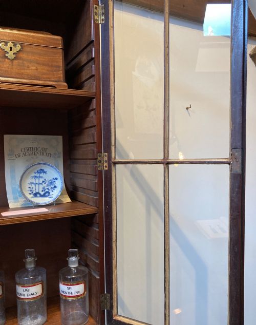 GEORGE III MAHOGANY HANGING DISPLAY CABINET CIRCA 1775 - ADDITIONAL PHOTO 4