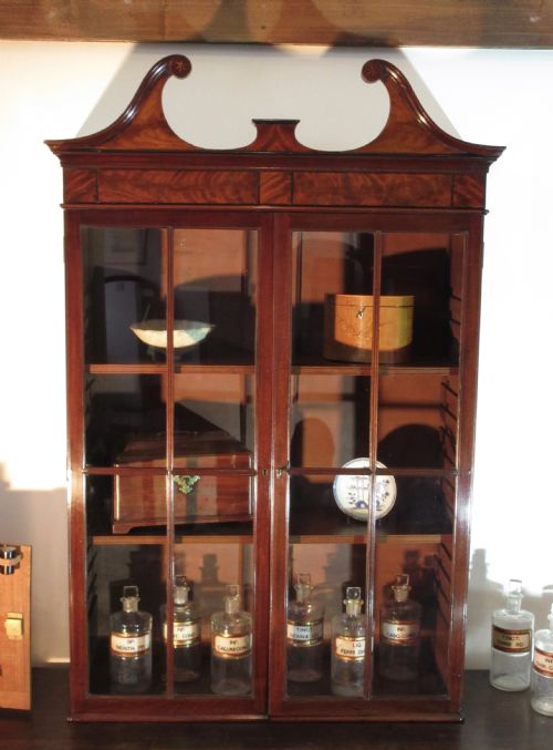 GEORGE III MAHOGANY HANGING DISPLAY CABINET CIRCA 1775 - ADDITIONAL PHOTO 6