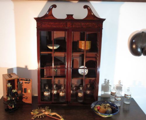 GEORGE III MAHOGANY HANGING DISPLAY CABINET CIRCA 1775 - ADDITIONAL PHOTO 7