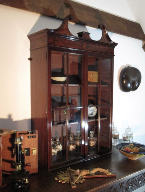 GEORGE III MAHOGANY HANGING DISPLAY CABINET CIRCA 1775 - ADDITIONAL PHOTO 8
