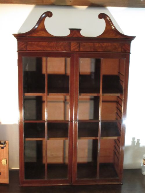 GEORGE III MAHOGANY HANGING DISPLAY CABINET CIRCA 1775 - ADDITIONAL PHOTO 12