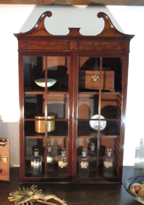 GEORGE III MAHOGANY HANGING DISPLAY CABINET CIRCA 1775 - ADDITIONAL PHOTO 13