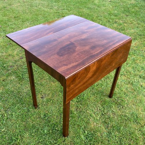 GEORGIAN MAHOGANY PEMBROKE TABLE CIRCA 1790 - ADDITIONAL PHOTO 1