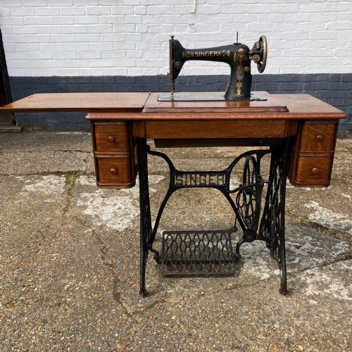 OAK CASED SINGER SEWING MACHINE SIDE TABLE CIRCA 1920 - ADDITIONAL PHOTO 1