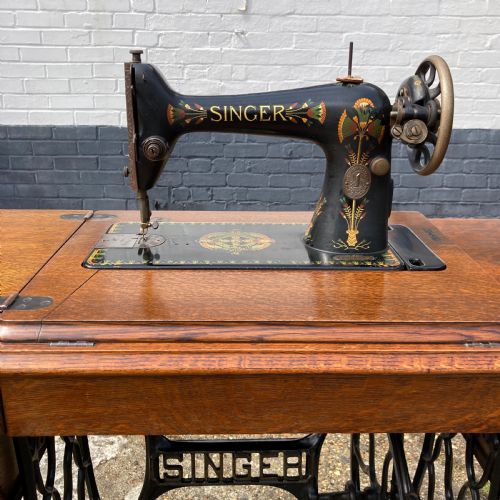 OAK CASED SINGER SEWING MACHINE SIDE TABLE CIRCA 1920 - ADDITIONAL PHOTO 2
