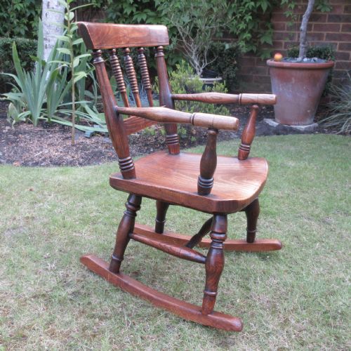 CHILDS ELM SPINDLE BACK WINDSOR ROCKING CHAIR CIRCA 1830 - ADDITIONAL PHOTO 2