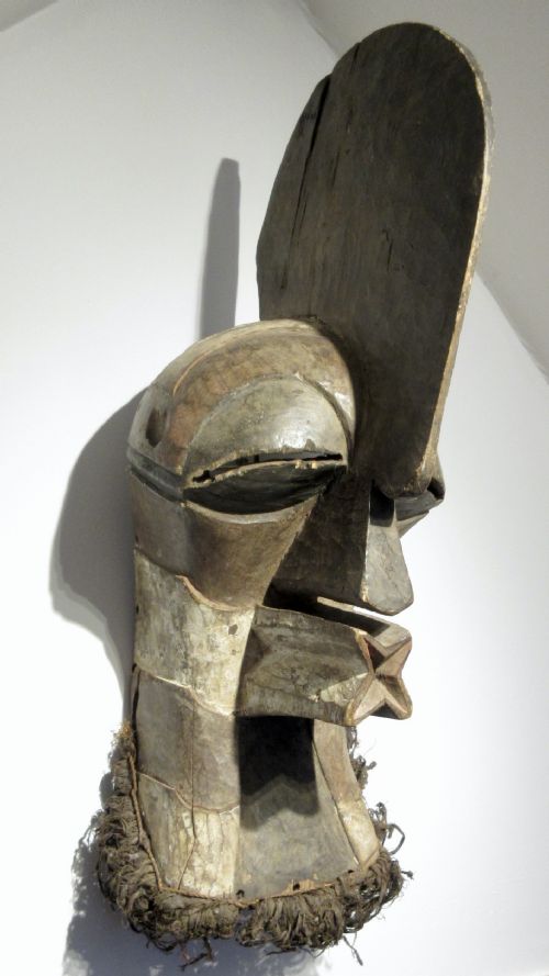 A KIFWEBE MASK SONGYE DEMOCRATIC REPUBLIC OF CONGO CIRCA 19TH CENTURY - ADDITIONAL PHOTO 3