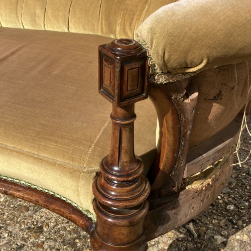 VICTORIAN WALNUT SOFA SETTEE CARVED FRAME AND BUTTON BACK UPHOLSTERY CIRCA 1850 - ADDITIONAL PHOTO 6
