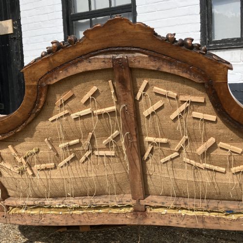 VICTORIAN WALNUT SOFA SETTEE CARVED FRAME AND BUTTON BACK UPHOLSTERY CIRCA 1850 - ADDITIONAL PHOTO 9