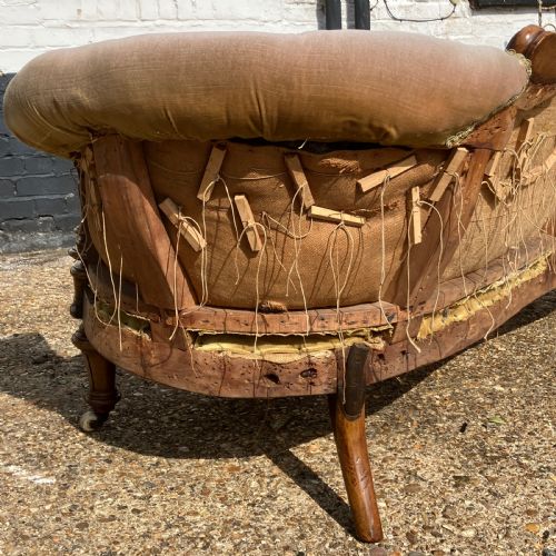 VICTORIAN WALNUT SOFA SETTEE CARVED FRAME AND BUTTON BACK UPHOLSTERY CIRCA 1850 - ADDITIONAL PHOTO 10
