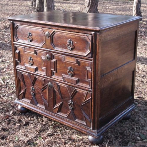 LATE 17TH CENTURY OAK CHEST OF DRAWERS CIRCA 1680 - ADDITIONAL PHOTO 3
