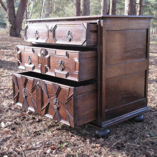 LATE 17TH CENTURY OAK CHEST OF DRAWERS CIRCA 1680 - ADDITIONAL PHOTO 4