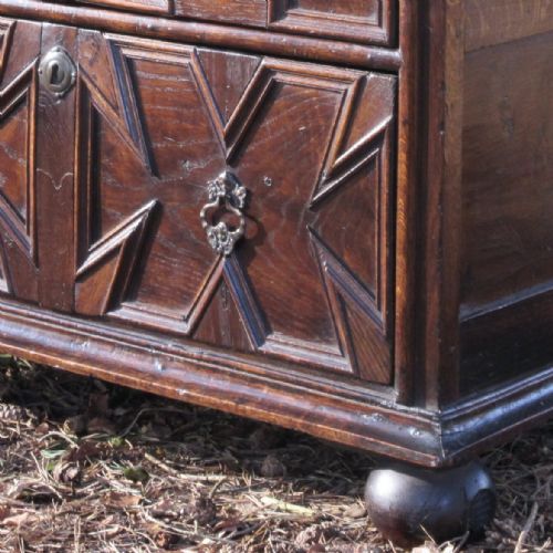 LATE 17TH CENTURY OAK CHEST OF DRAWERS CIRCA 1680 - ADDITIONAL PHOTO 6