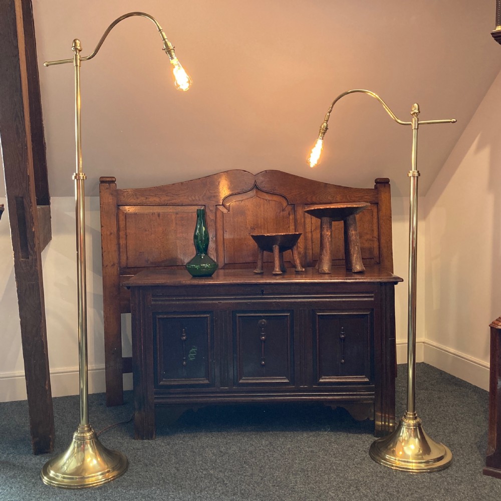 A LOVELY PAIR OF ADJUSTABLE BRASS STANDARD LAMPS, CIRCA 1900