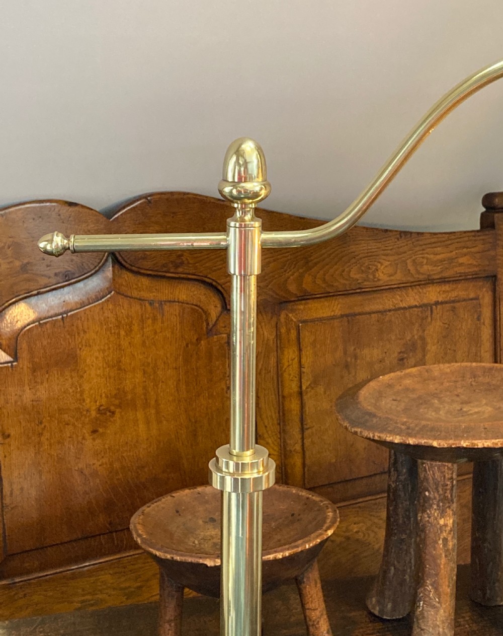 A LOVELY PAIR OF ADJUSTABLE BRASS STANDARD LAMPS, CIRCA 1900 View VI