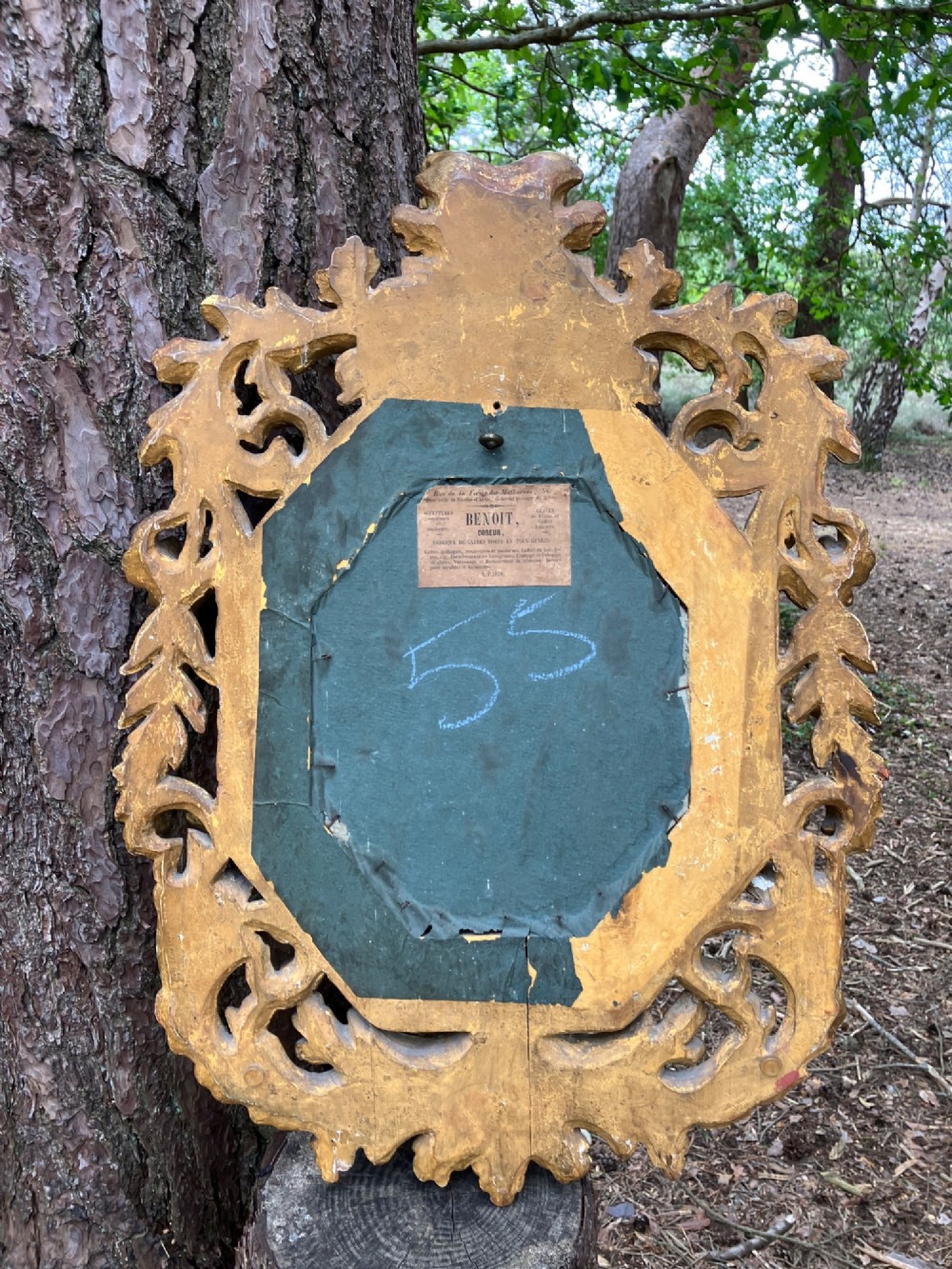 An octagonal 19th-century French giltwood girandole wall mirror featuring carved acanthus leaf motifs and an integrated central candle sconce holding a single candle. View XIV
