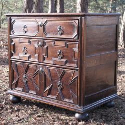 LATE 17TH CENTURY OAK CHEST OF DRAWERS CIRCA 1680